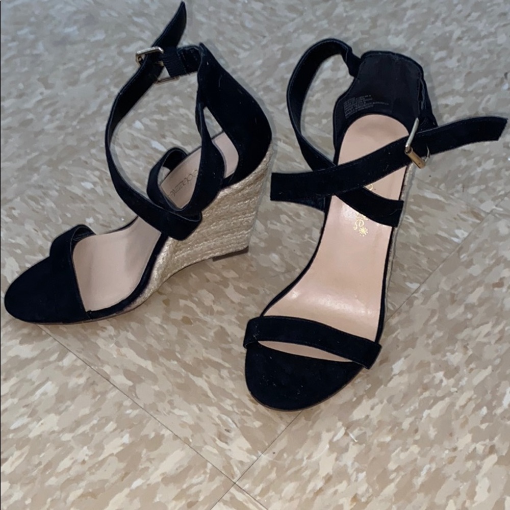 Black wedges